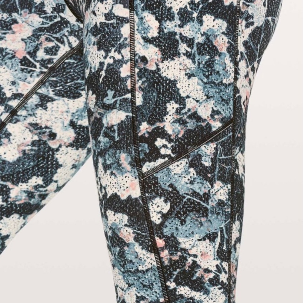 Lululemon crop leggings 6 - Picture 6 of 8